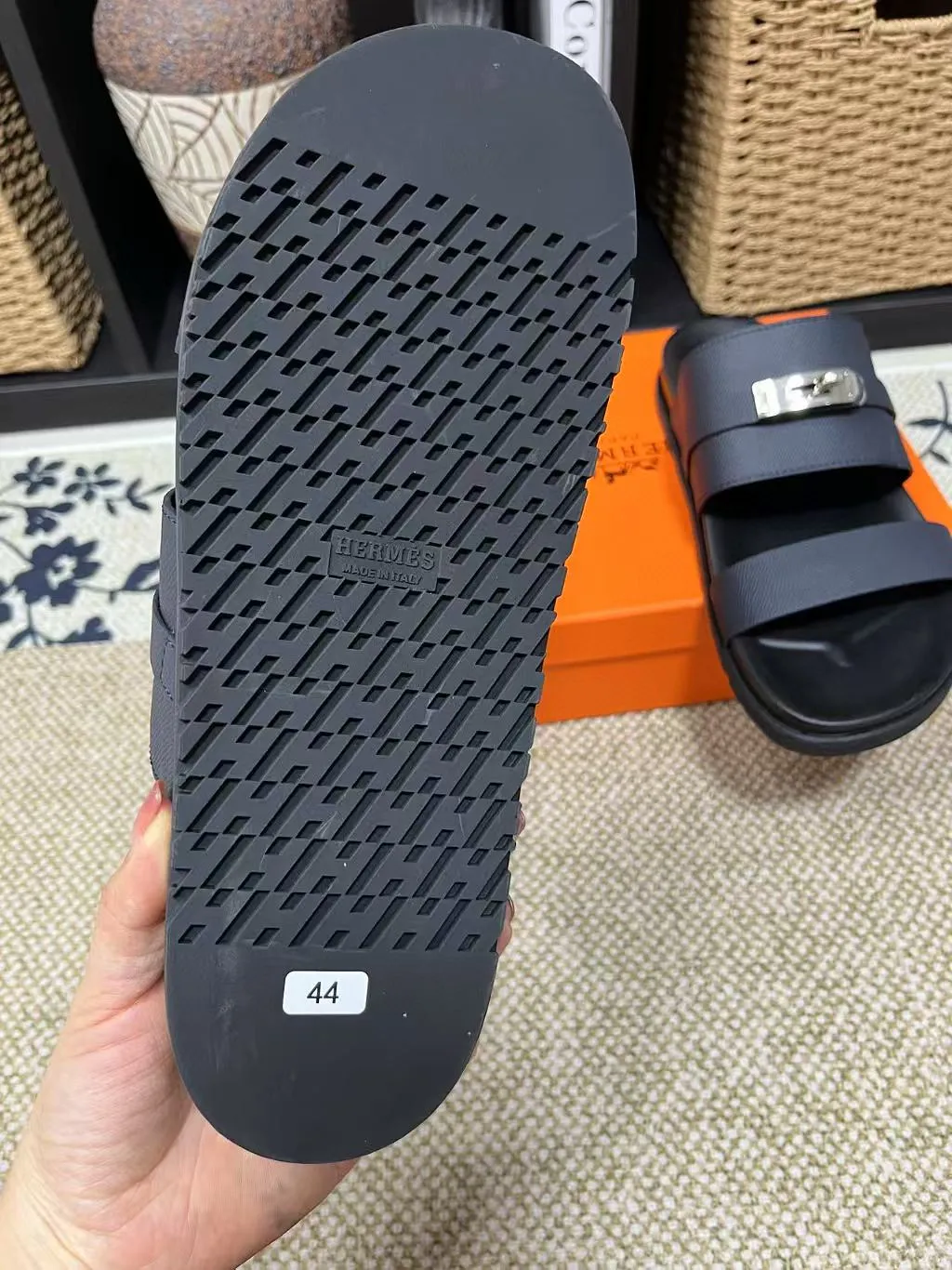 P300 Hermes men's Kazimir slippers - top-quality woven calfskin functional sandals with interwoven uppers inspired by the "H" iconic pattern to create a casual look, perfect for summer. Imported cowhide + cowhide lining + TUP outsole Size: 36-46 couple model